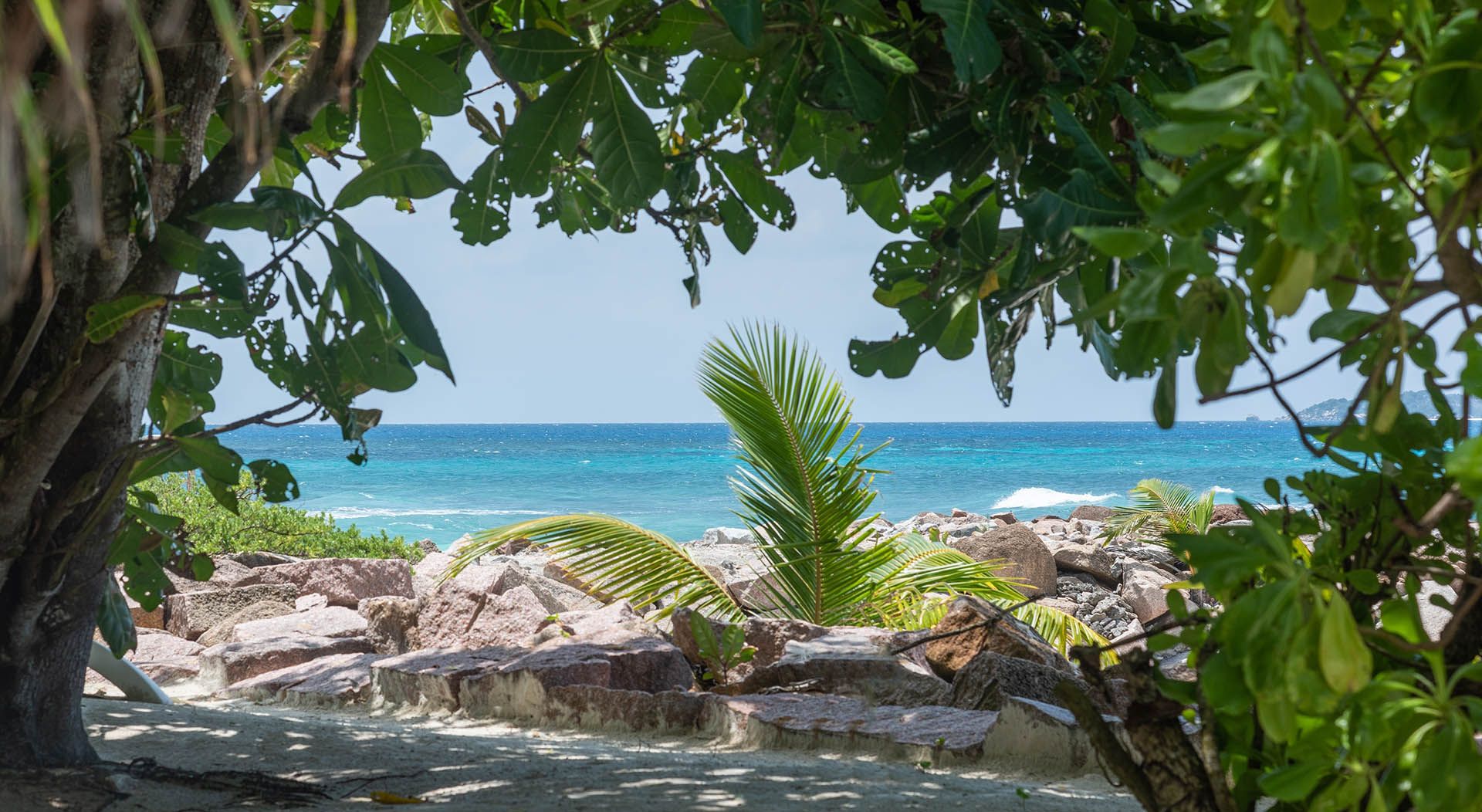 Turquoise water in Anse Kerlan beach. Praslins island, Seychelles © Shutterstock