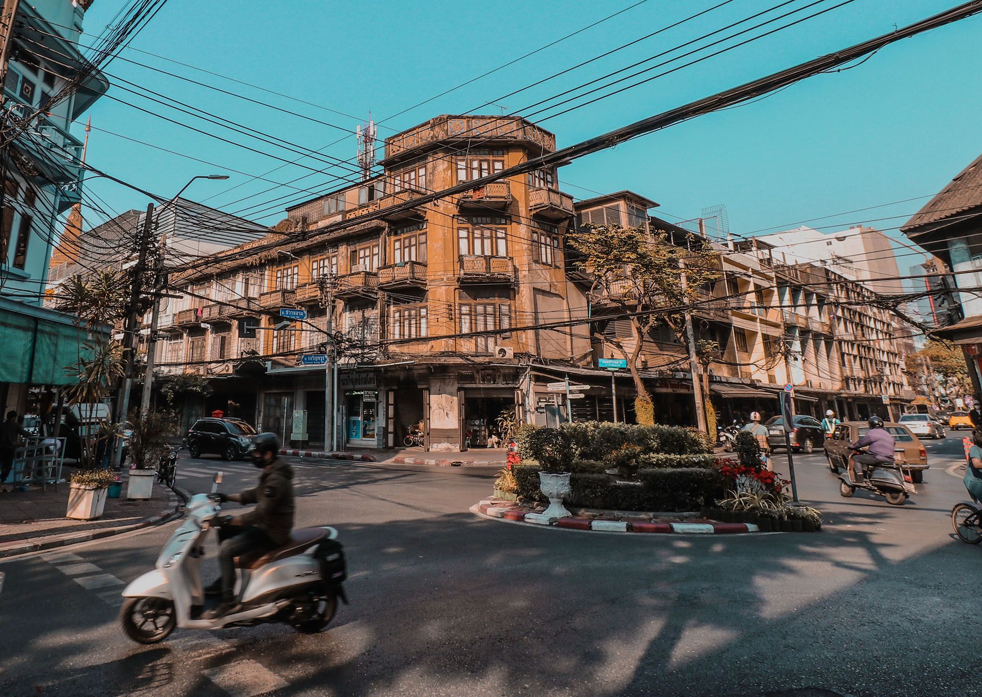 Old town road in Bangrak, Charoenkrung road, Thailand © Shutterstock