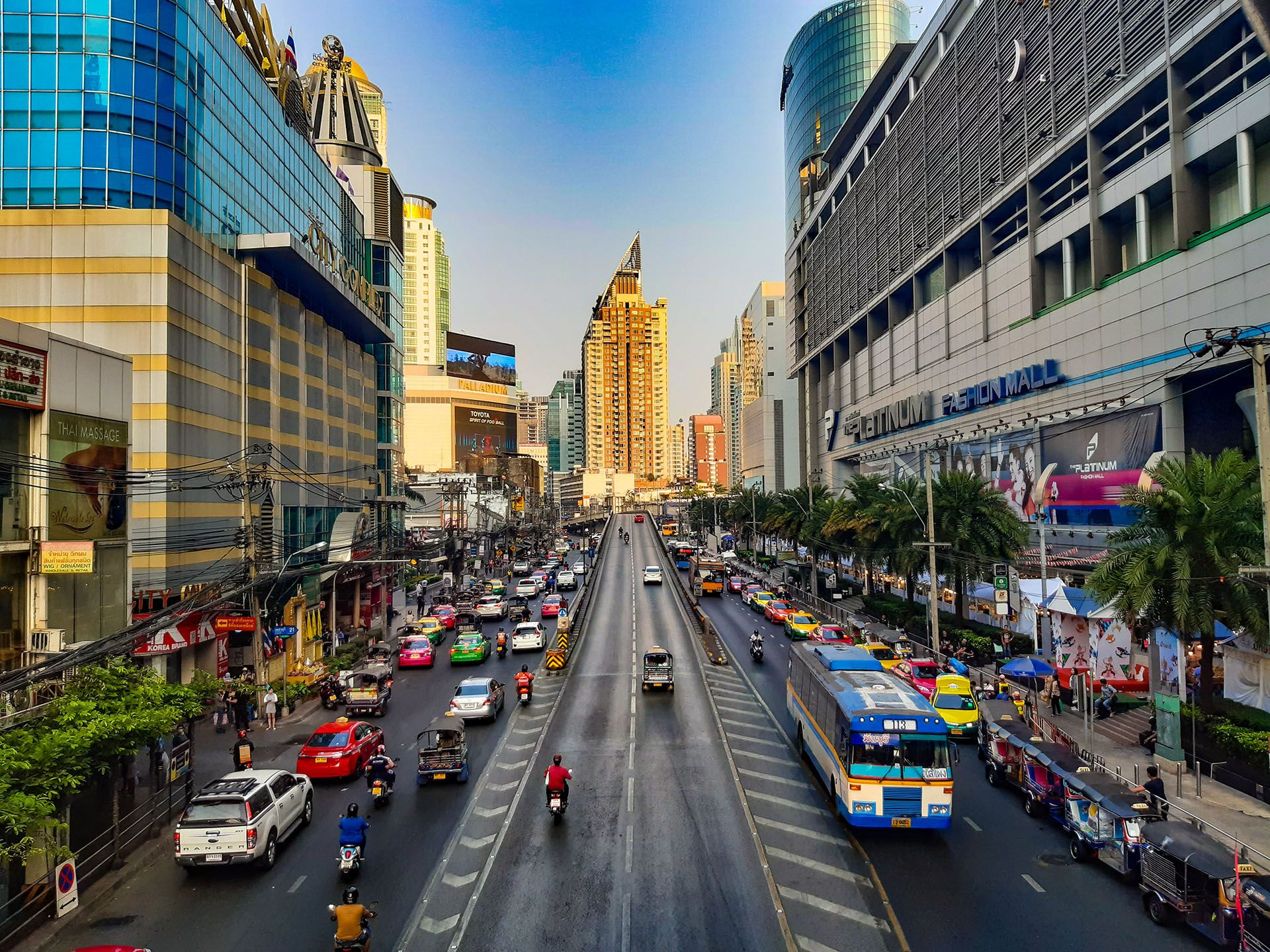 Bangkok road traffic in Pratunam © Shutterstock