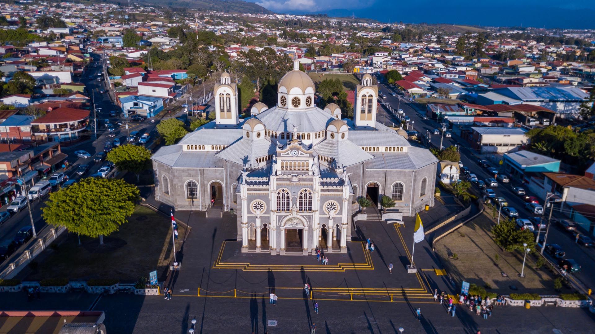 Basilica-en-Cartago-costa-rica-shutterstock_1056923162