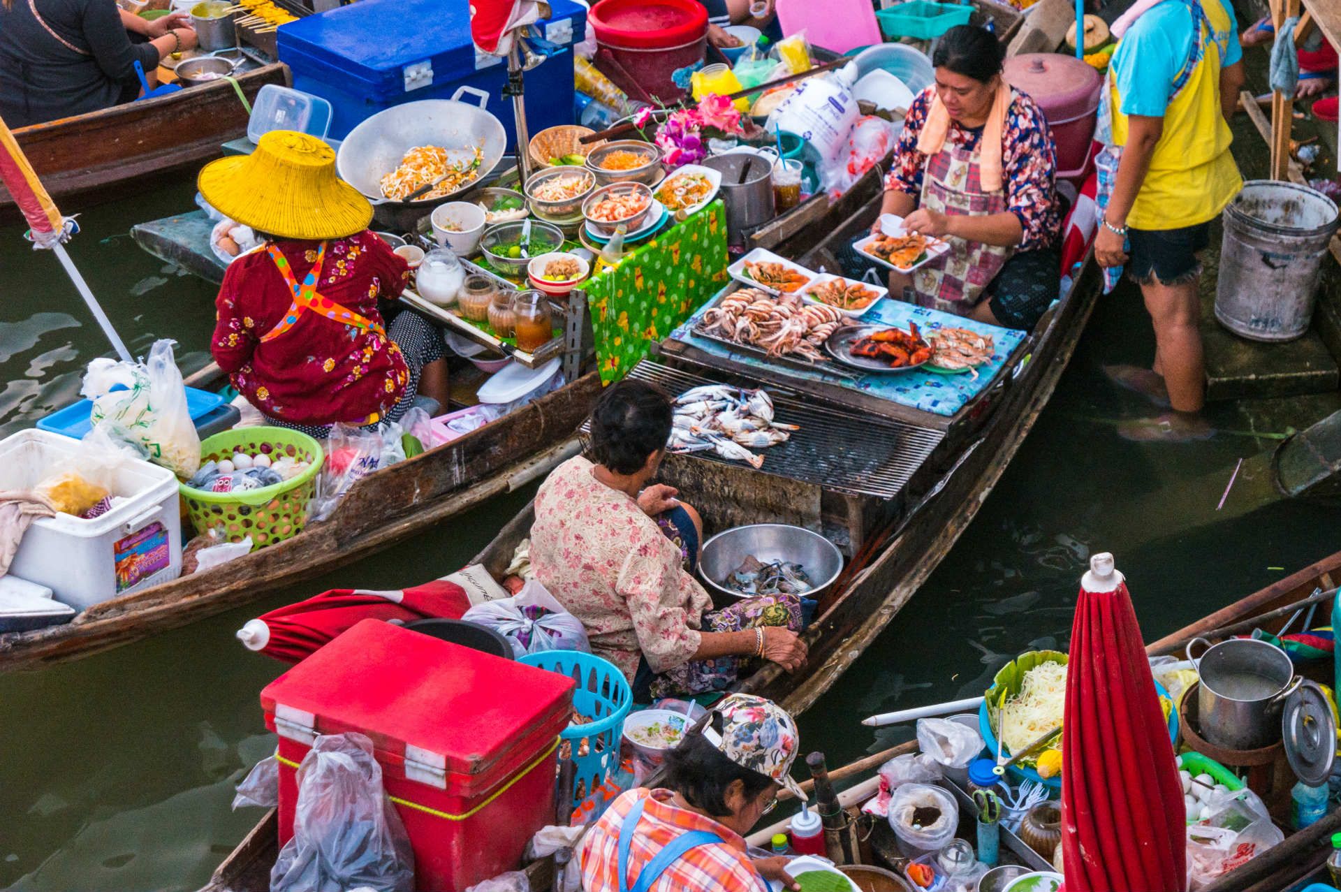 Damnoen Saduak floating market Kanchanaburi, Thailand © Shutterstock
