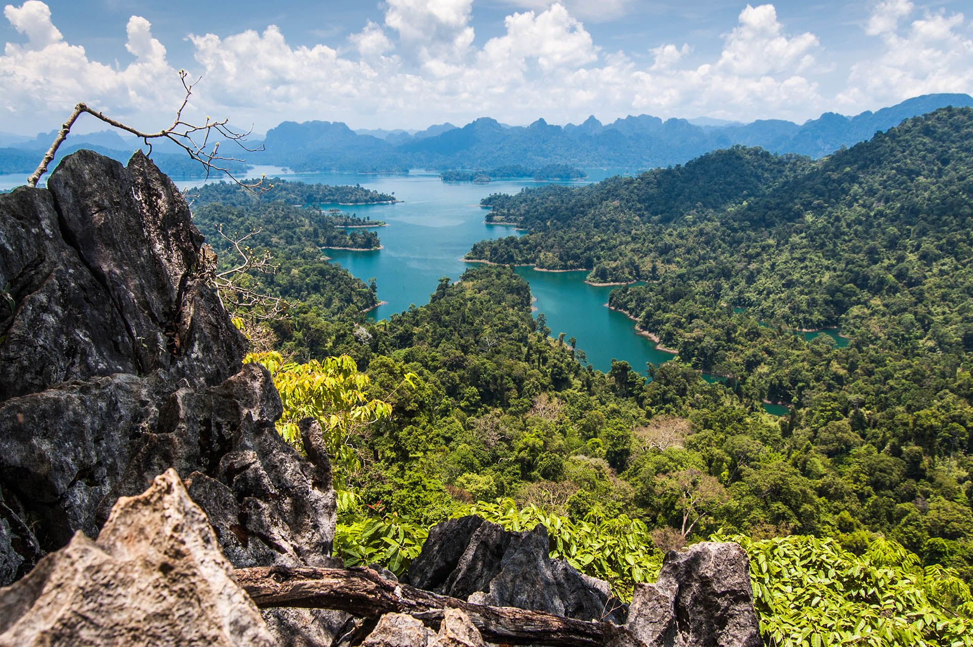 View over Cheow Lan Lake, Khao Sok National Park in southern Thailand © Shutterstock