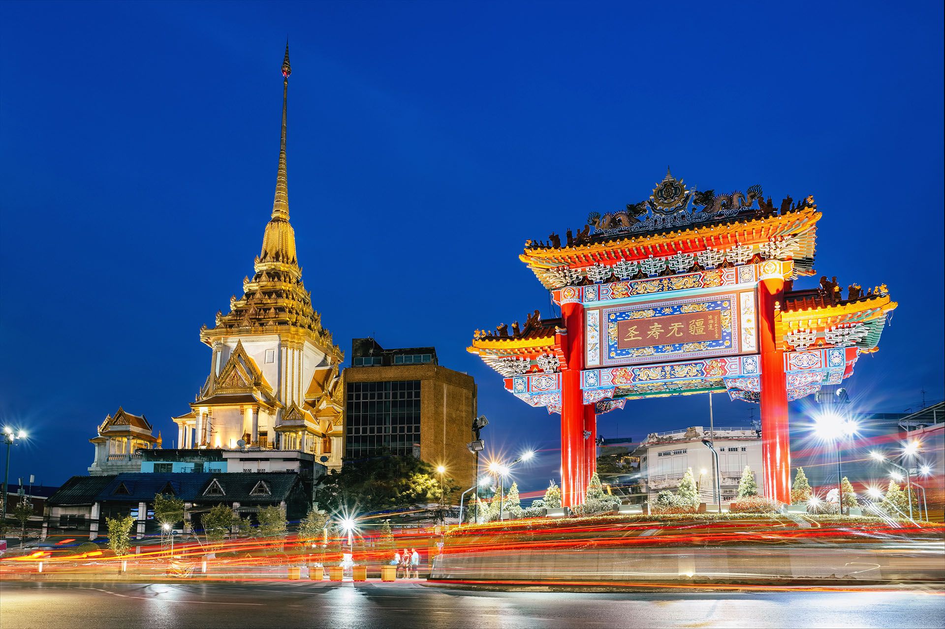 The gate to chinatown in Yaowarat at night, Bangkok © Shutterstock