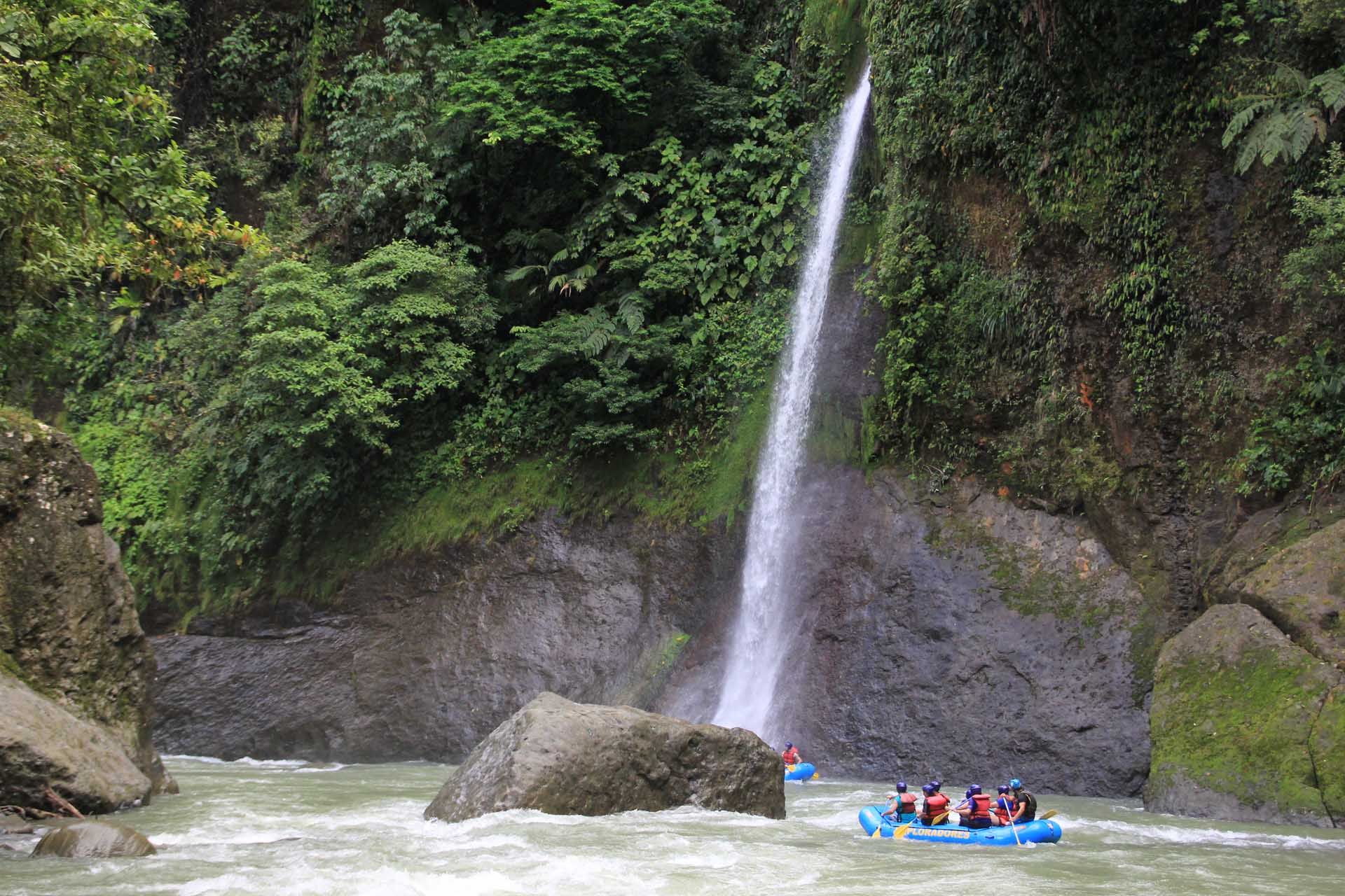 costa-rica-rafting-shutterstock_1112629913