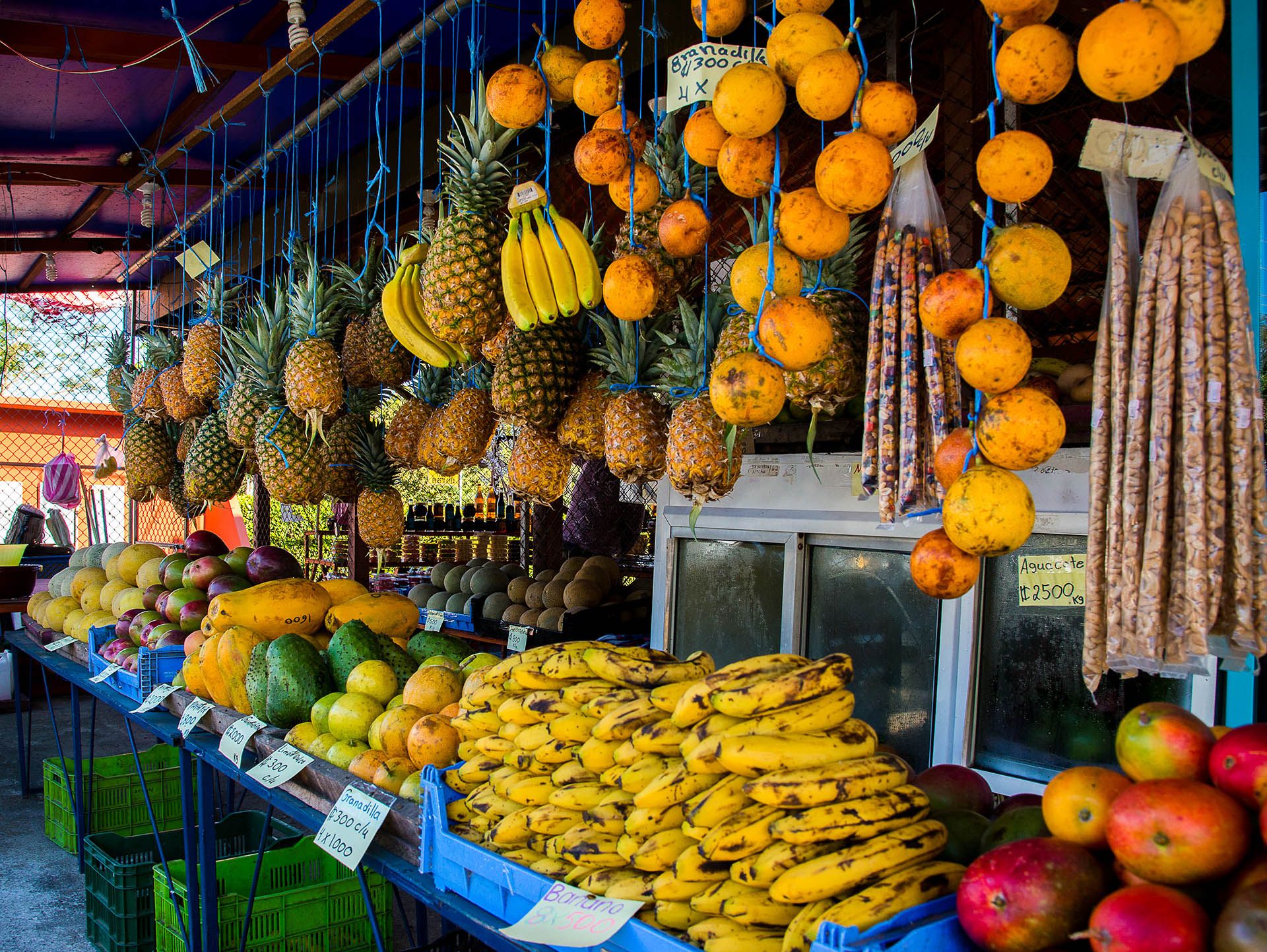 Costa Rica fruits stand market © Shutterstock