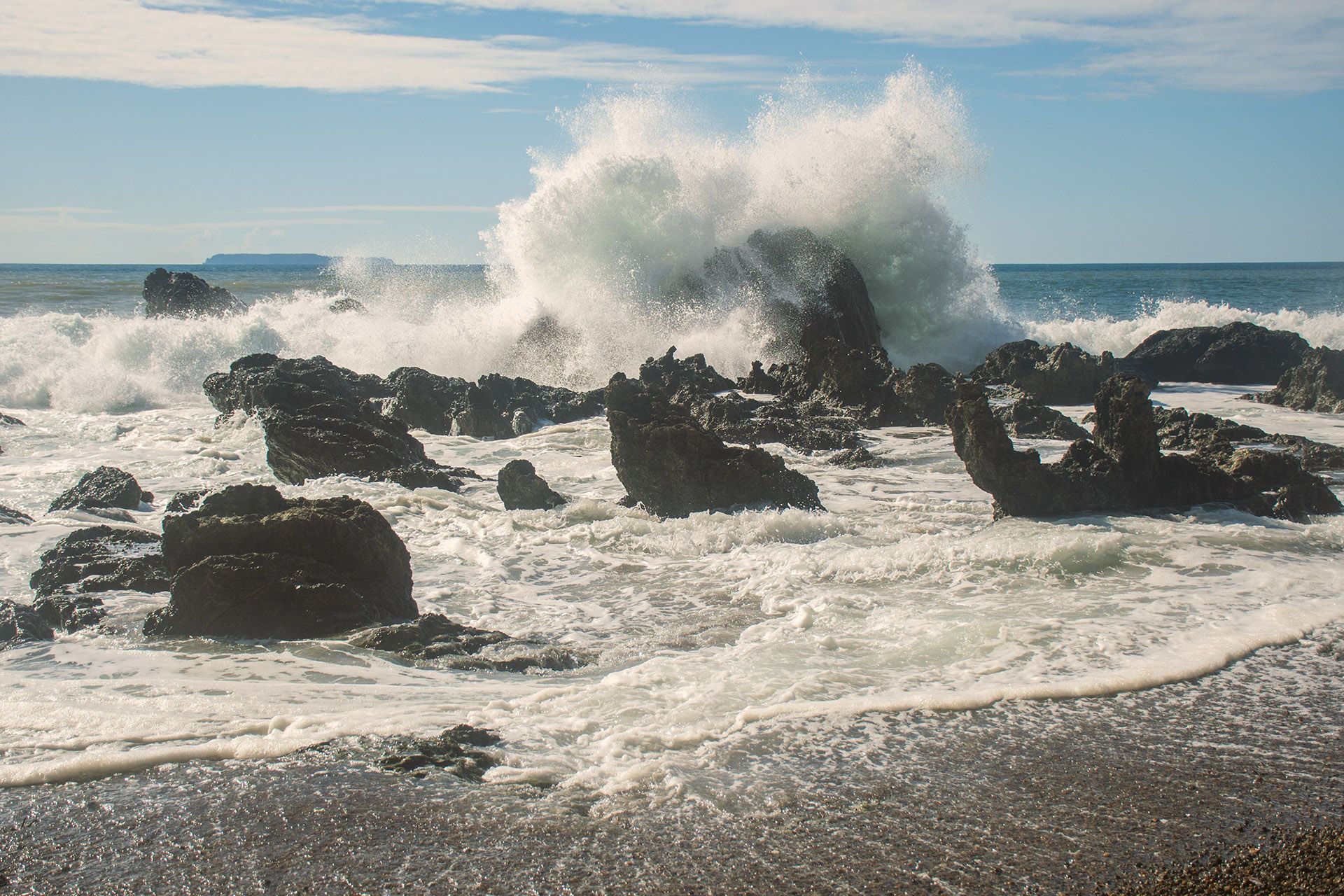 A large coastal wave crashes on the reef. Pacific Ocean, Costa Rica, Drake Bay © Shutterstock