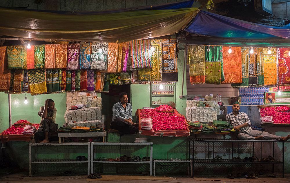 flower and trinket vendors, Nizamuddin shrine, Delhi