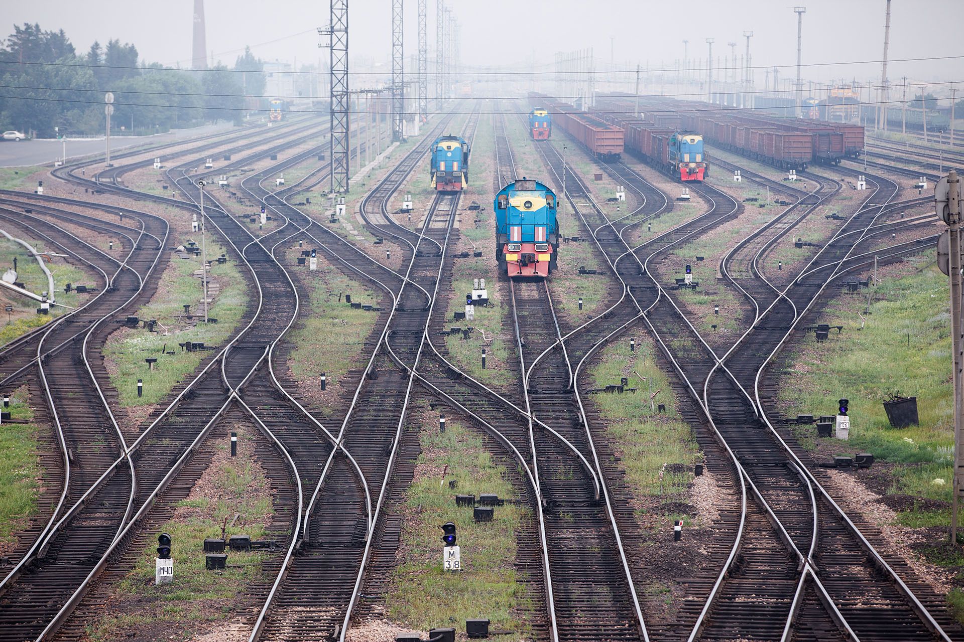 india-national-railways-tracks-with-trains