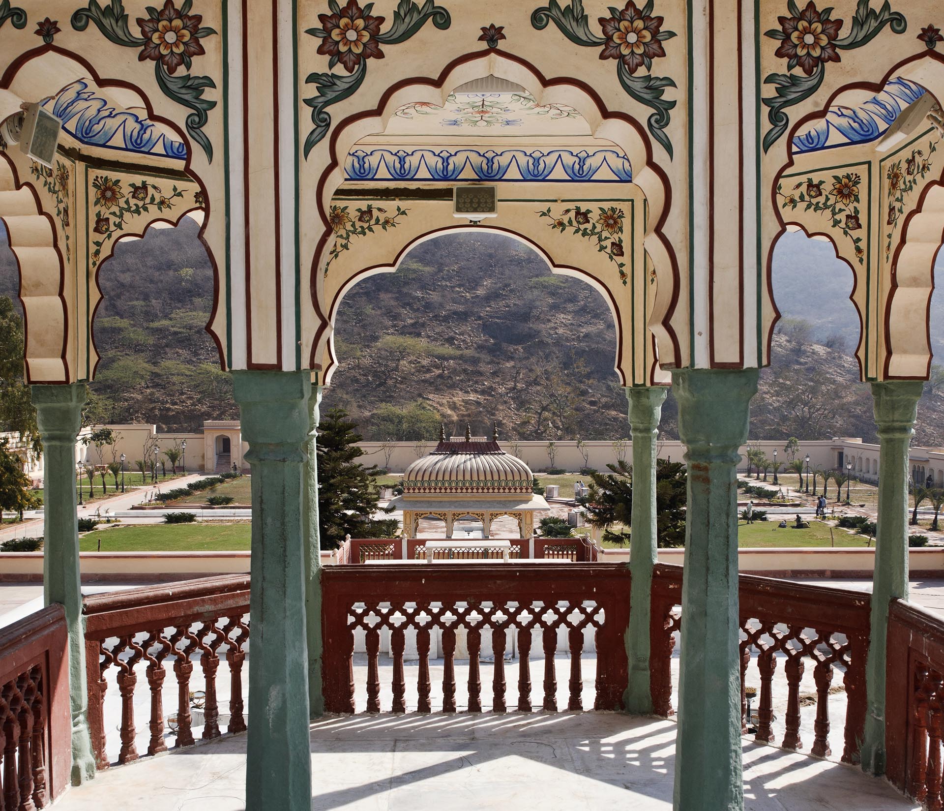 Sisodia Rani Ka Bagh Palace, built in 1710 A.D. by Maharaja Sawai Jai Singh © Shutterstock