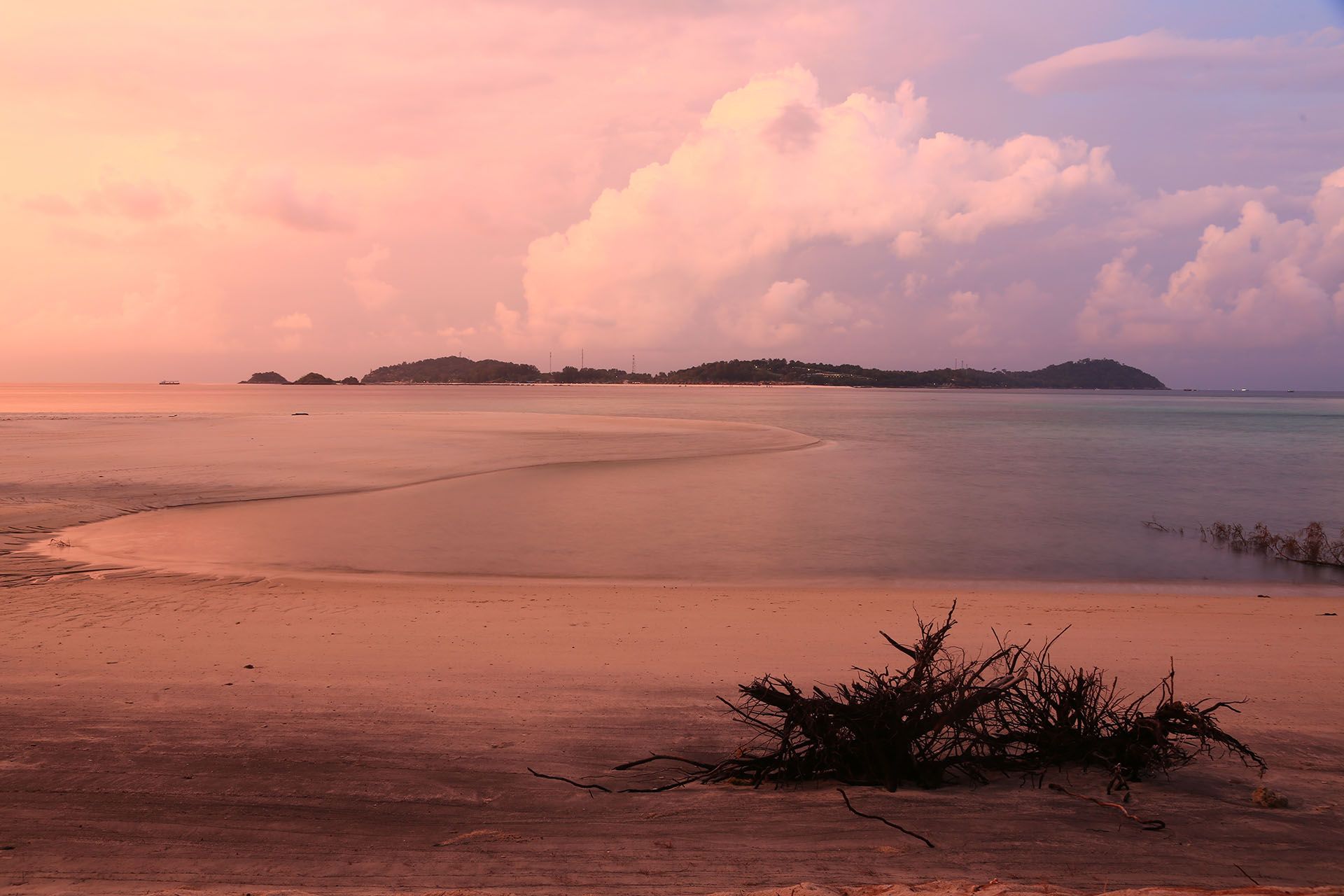 Sand beach of Koh Adang ,a beautiful beach of fine sand. Tarutao National Park ,Satun province, Thailand © Shutterstock