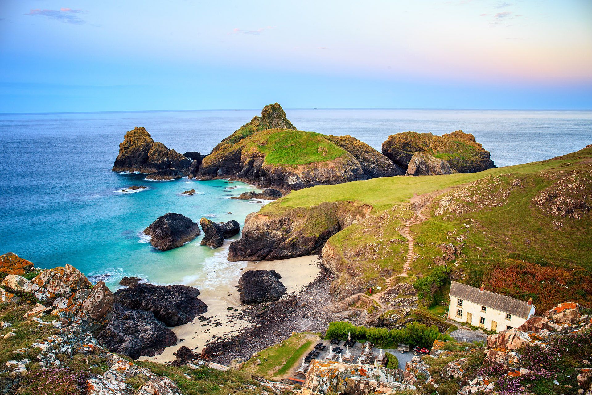 Kynance Cove on the Lizard Peninsula, Cornwall in England © Lukasz Pajor/Shutterstock