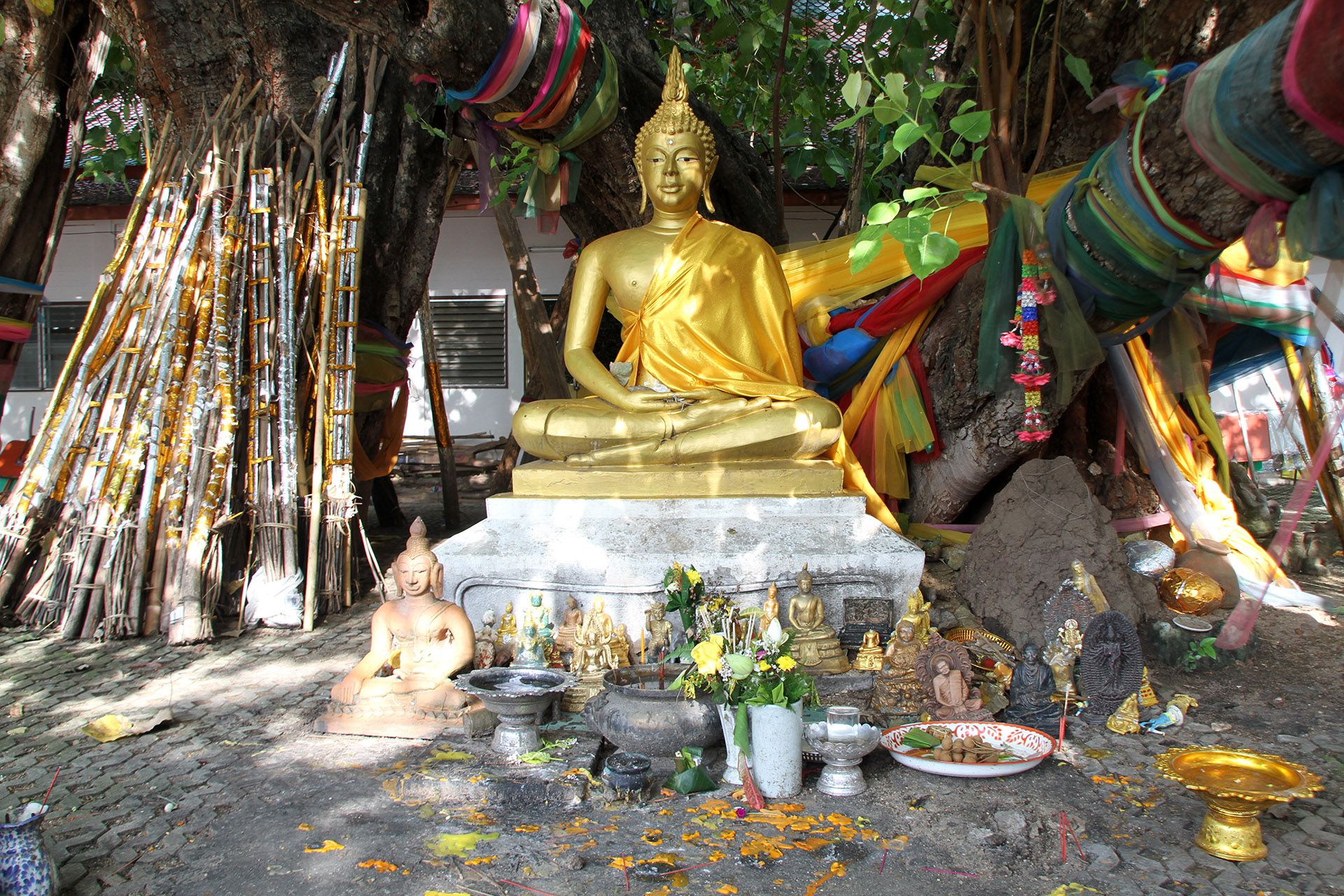 Buddha in Wat Phra That Si Chom Thong Wora Wiharn, near Chiang Mai, Thailand © Valery Shanin/Shutterstock