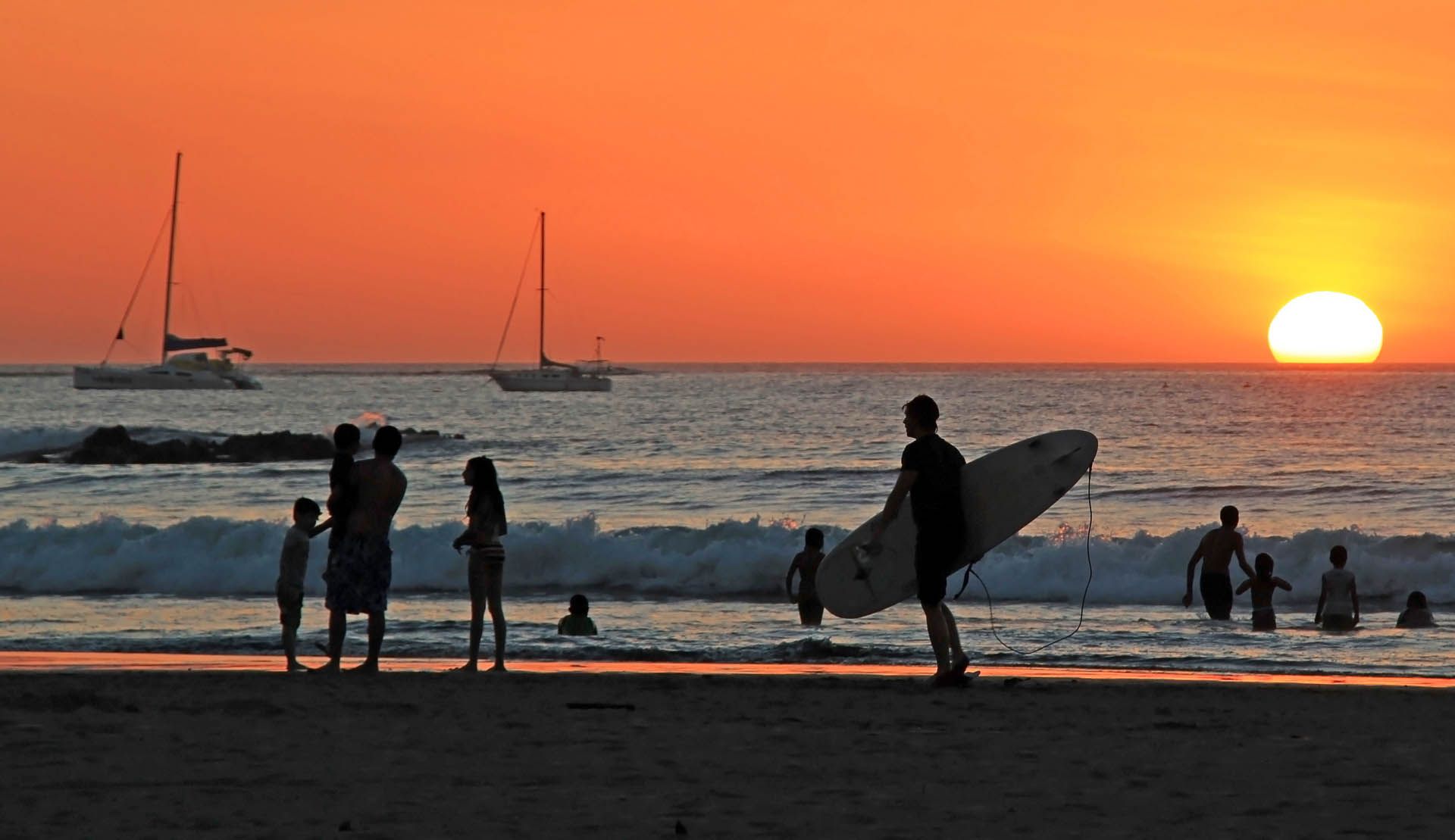 Playa-Tamarindo-costa-rica-shutterstock_184286795