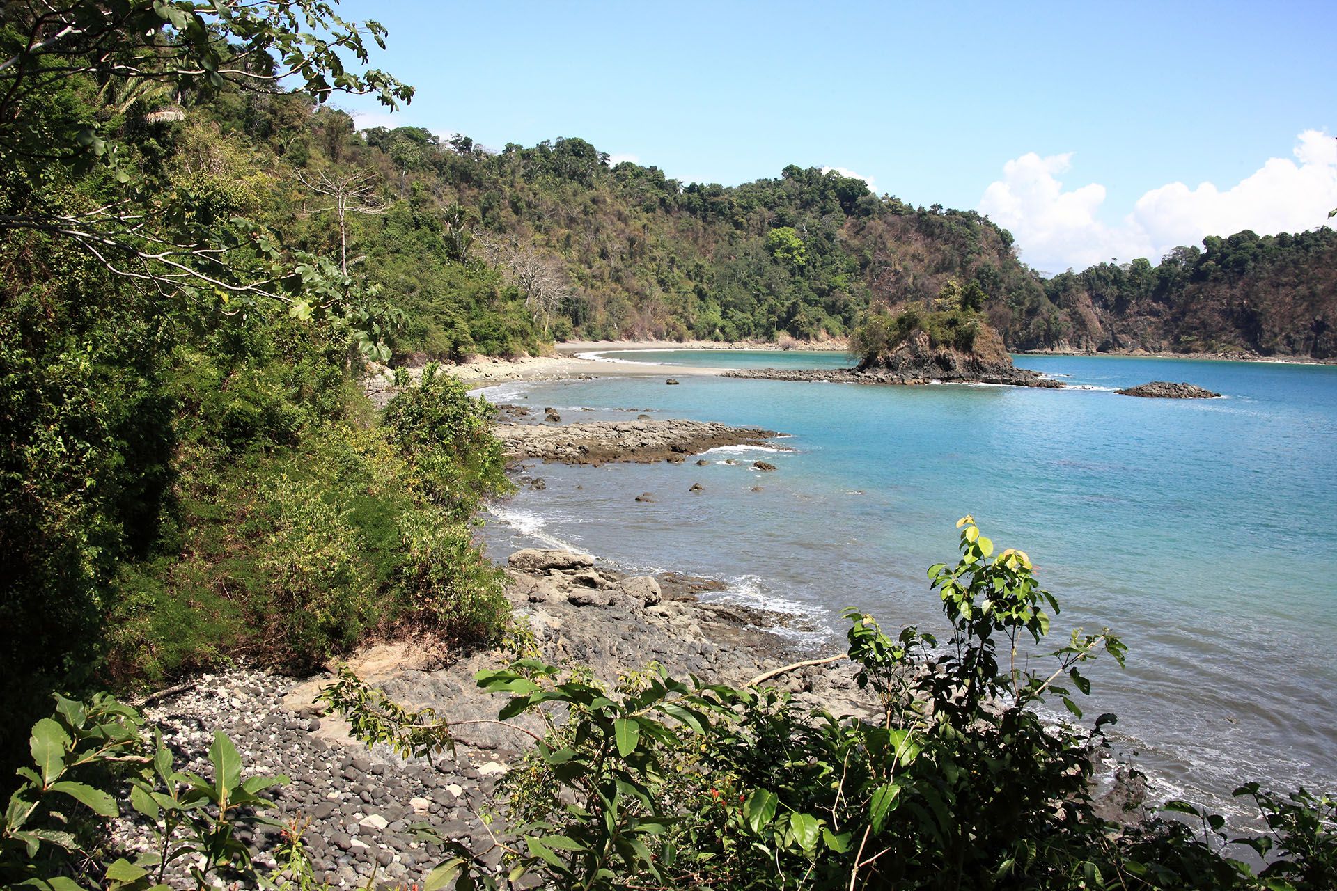 Puerto Escondido bay, Manuel Antonio National Park, Costa Rica © Shutterstock