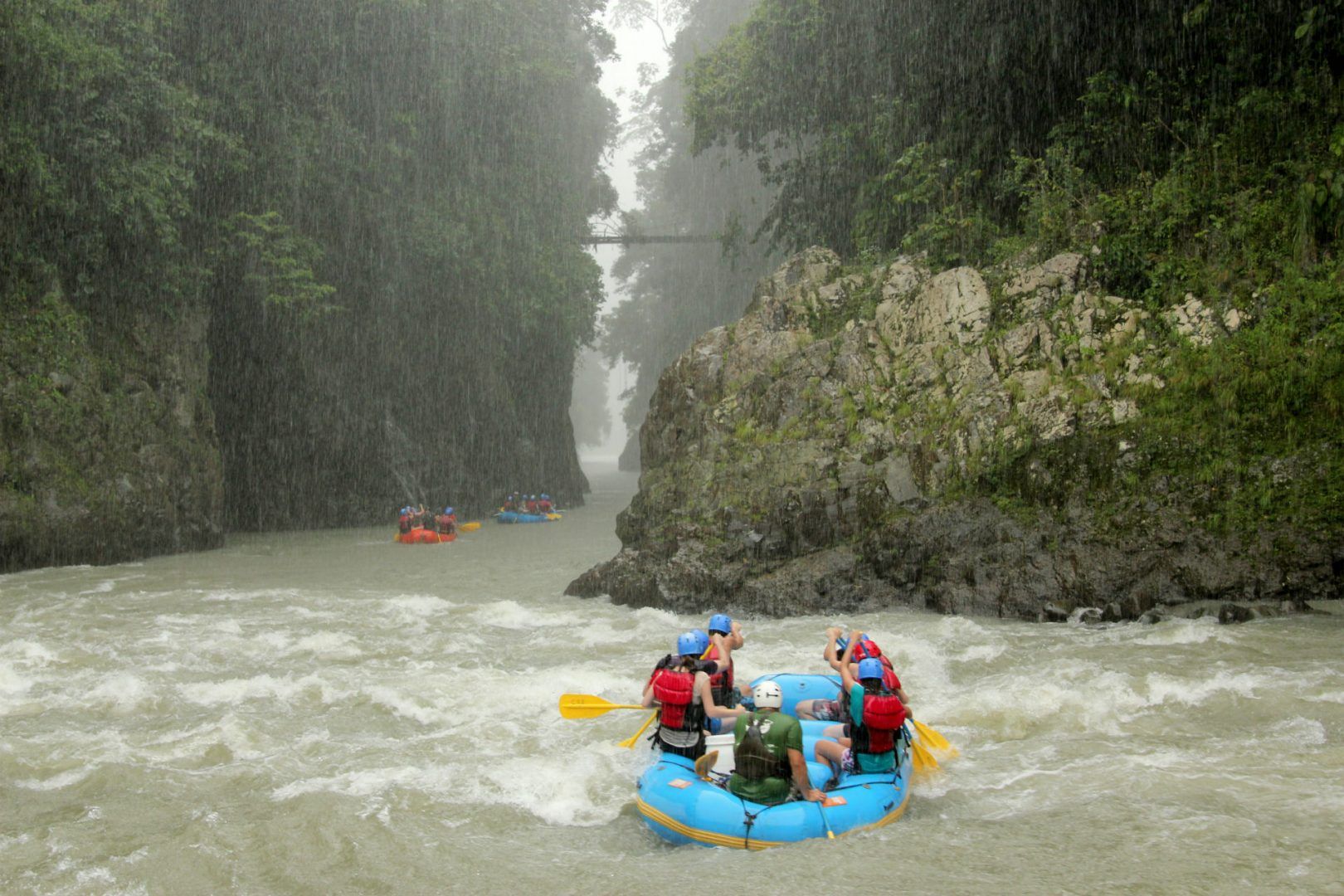 Group of people river rafting on Rio Pacuare in Costa Rica in the pouring Rain © Fabienne Kunz/Shutterstock