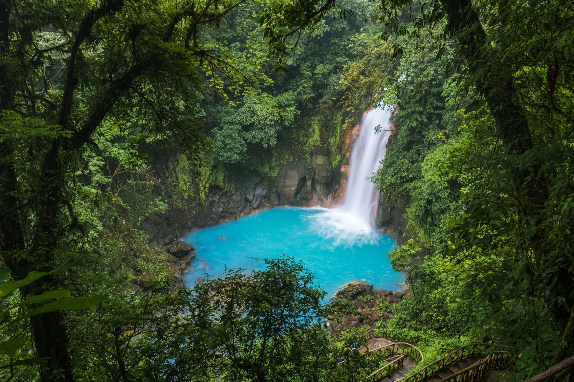 Waterfall and natural pool with turquoise water of Rio Celeste, Costa Rica © Shutterstock