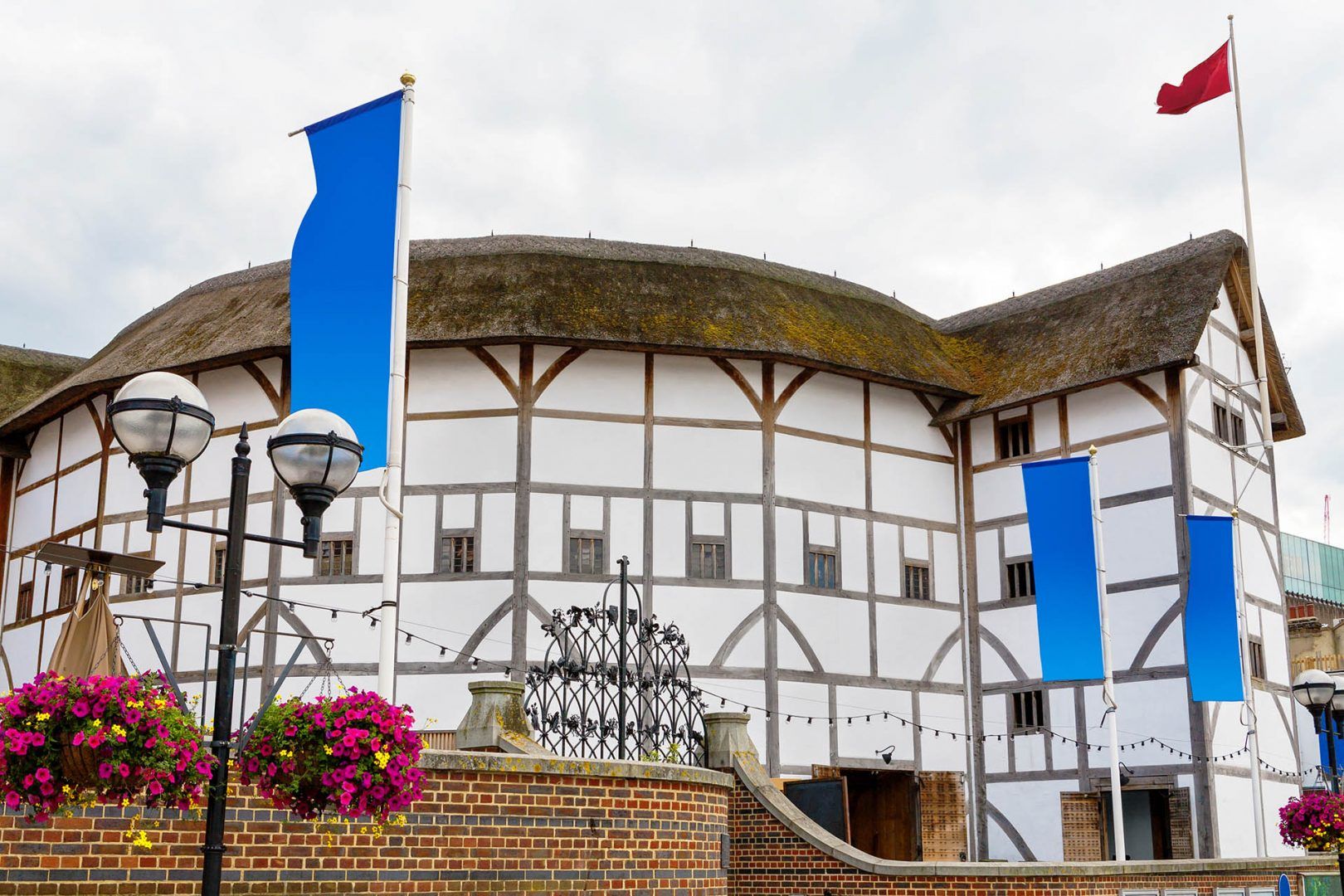 SHAKESPEARE-GLOBE-shutterstock_378757225