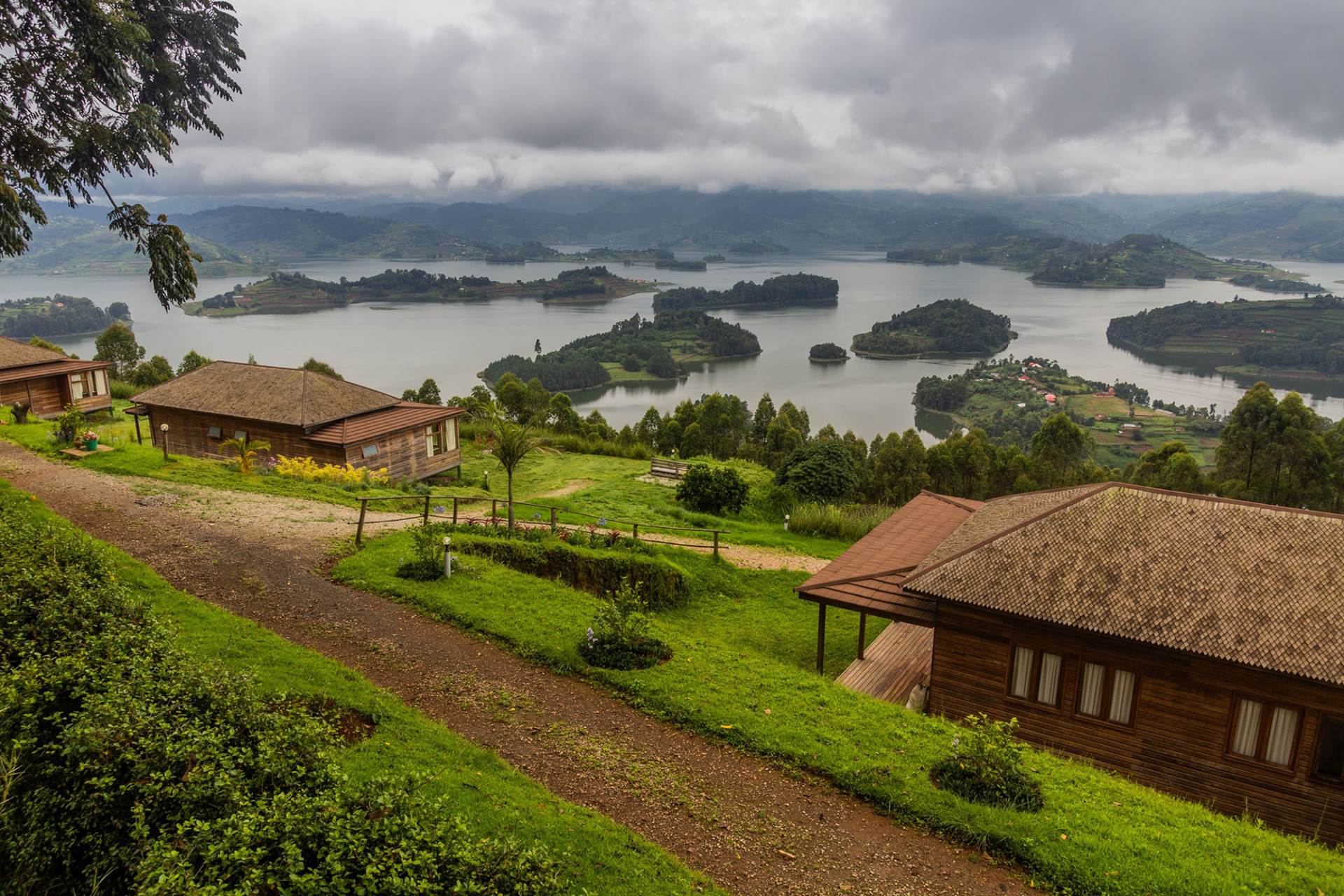 lake-bunyonyi-canoe