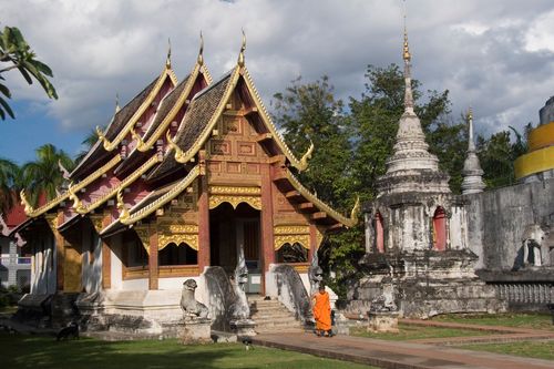 Facade of Viharn Lai Kam