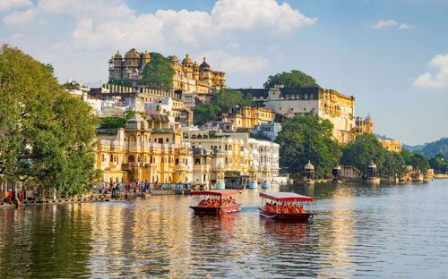 City Palace and tourist boat on lake Pichola. Udaipur, Rajasthan, India © Sean Hsu/Shutterstock