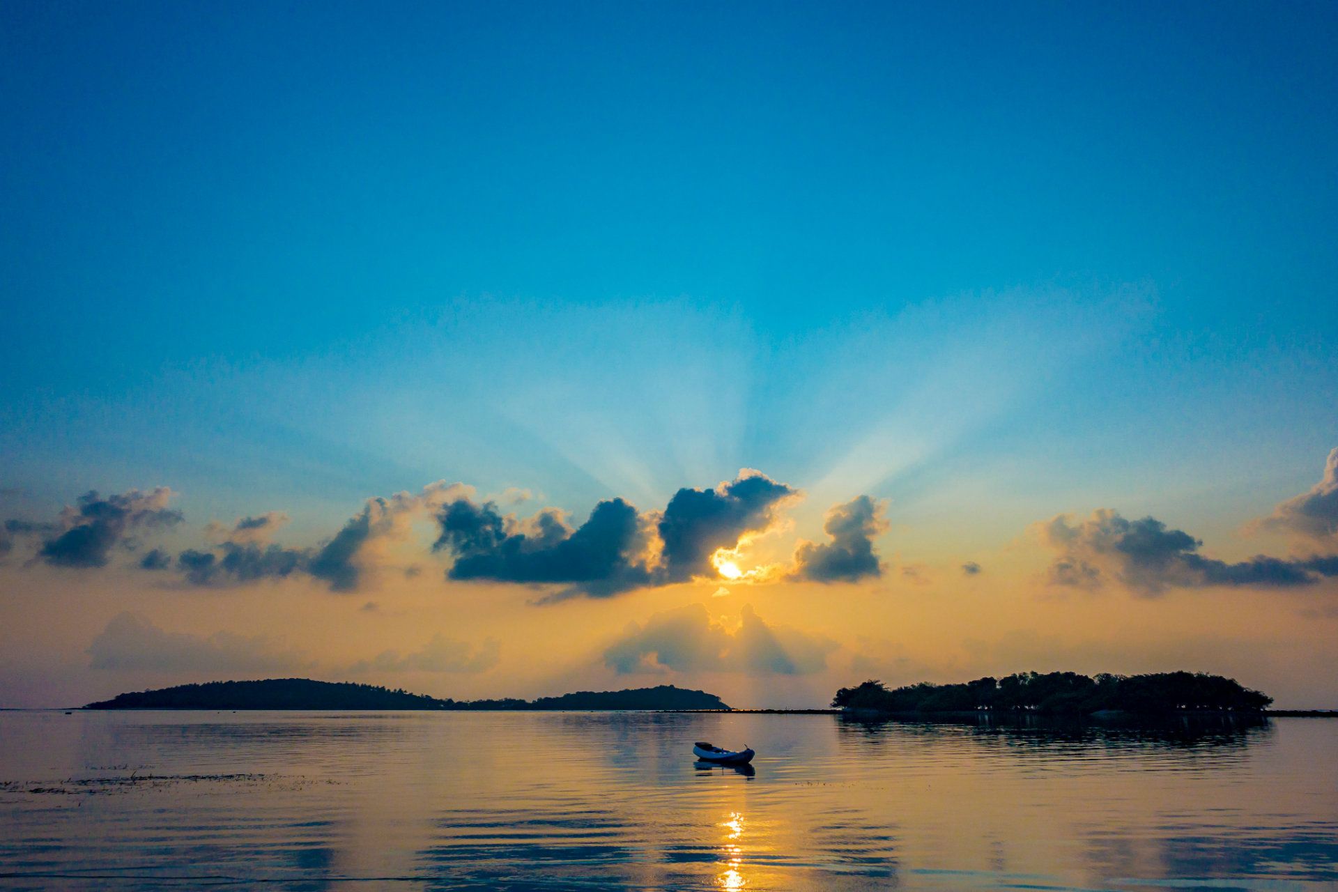 sunrise-beach-chaweng-beach-ko-samui-thailand-shutterstock_1148311439