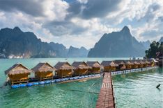 Raft houses on Cheow Lan lake in Khao Sok National Park, Thailand © Shutterstock