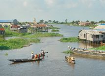Floating african Lake village Ganvie on Lake Nokoué near Cotonou, Benin © Shutterstock