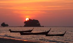 Tropial sunset with boats in Nai Yang Beach, Phuket, Thailand © Shutterstock