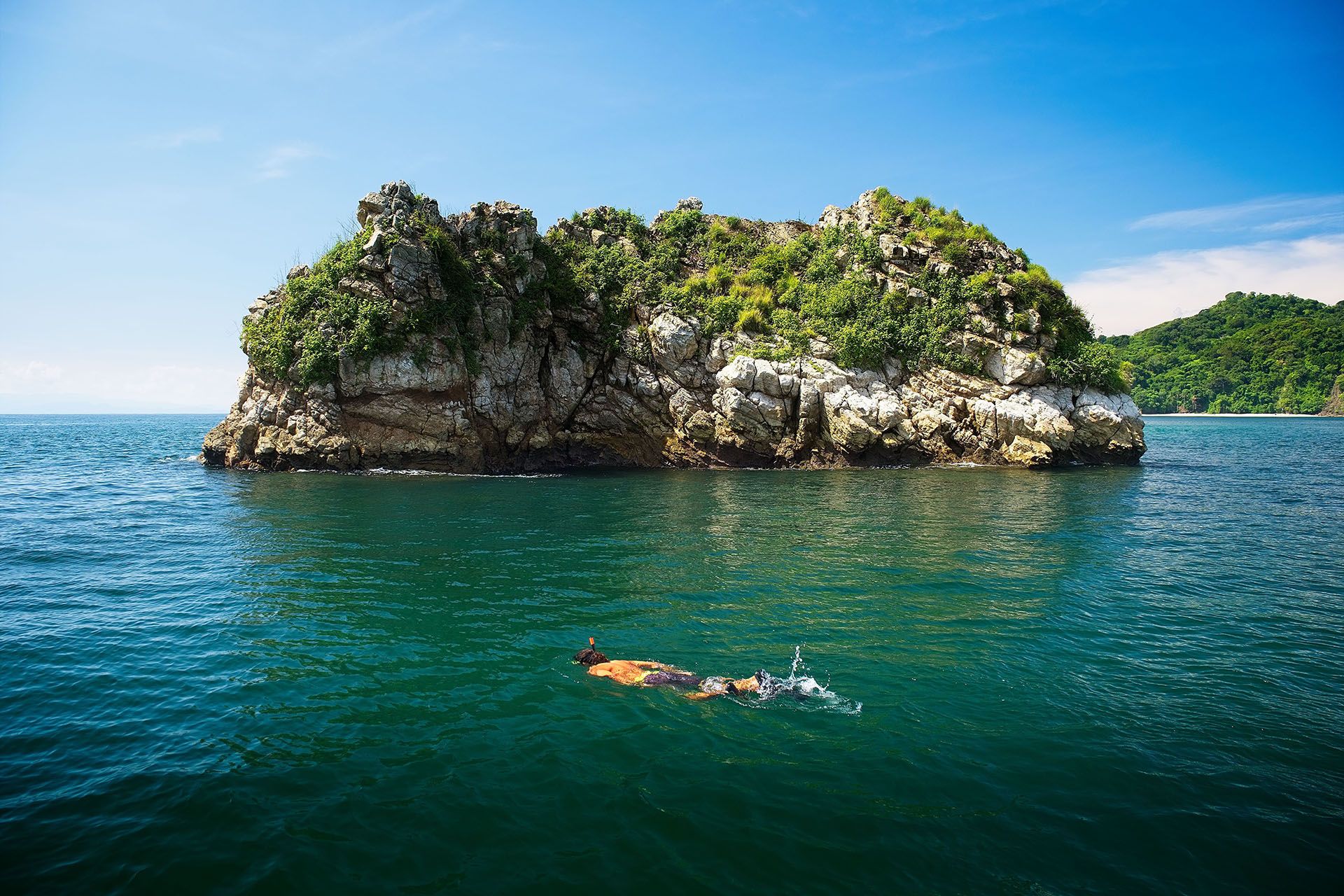 Snorkeling Isla Tortuga in Costa Rica © Shutterstock