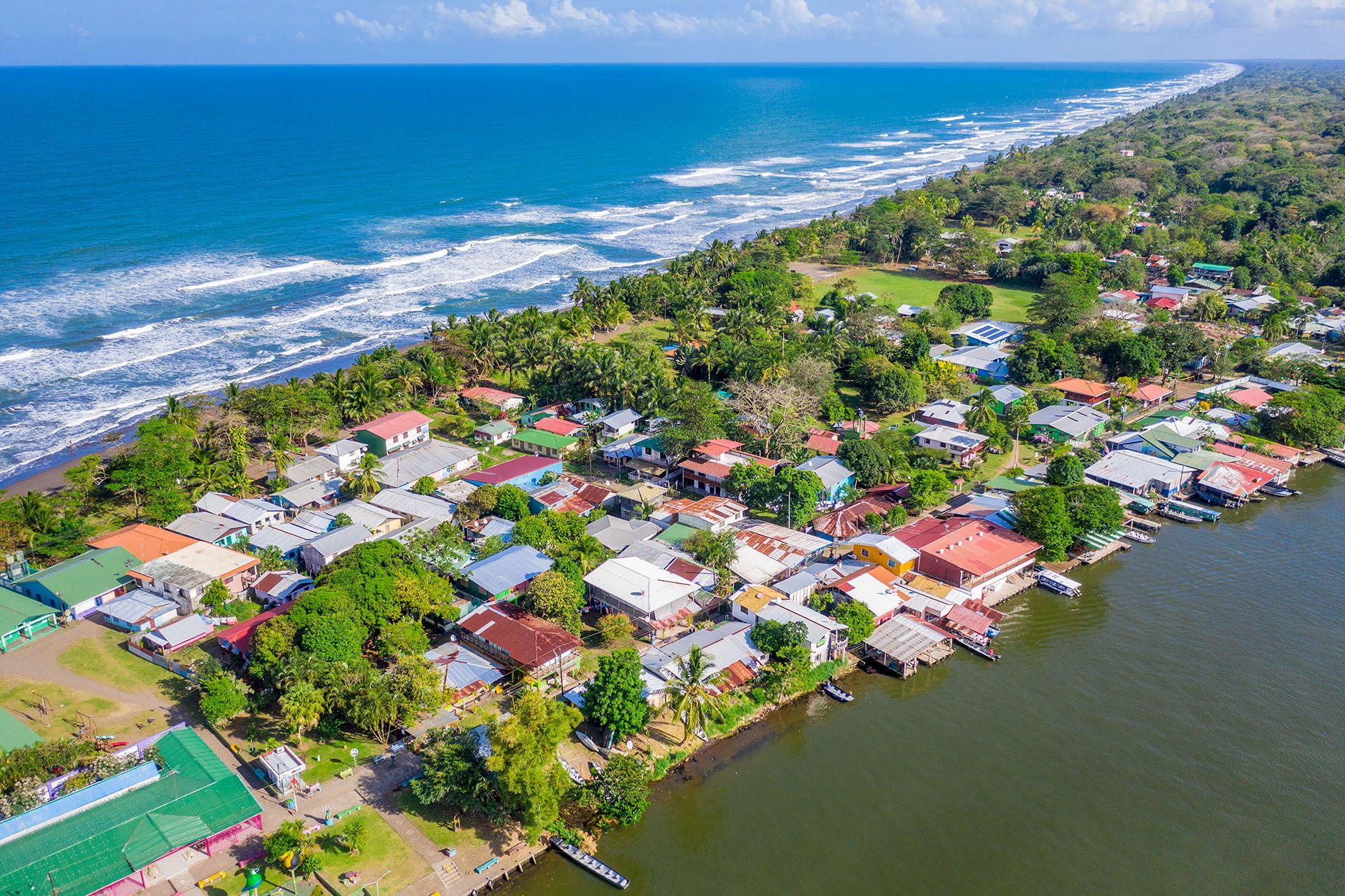 Tortuguero Village, Costa Rica © Shutterstock