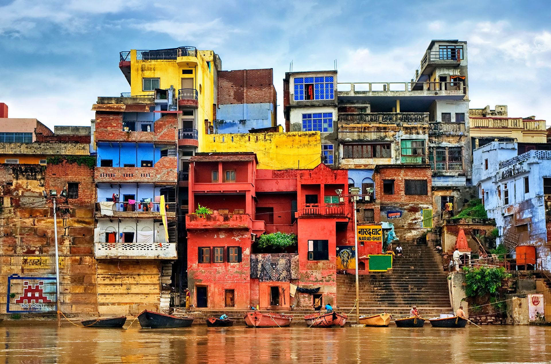 Chaotic colorful houses on the banks of river Ganges, Varanasi, India © Shutterstock
