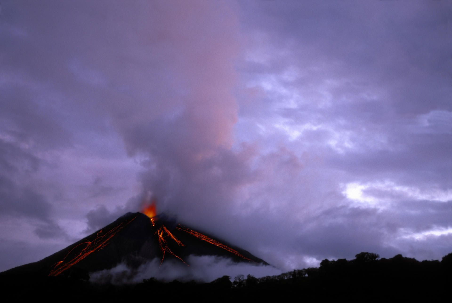 volcano-arenal-costa-rica-shutterstock_117062902