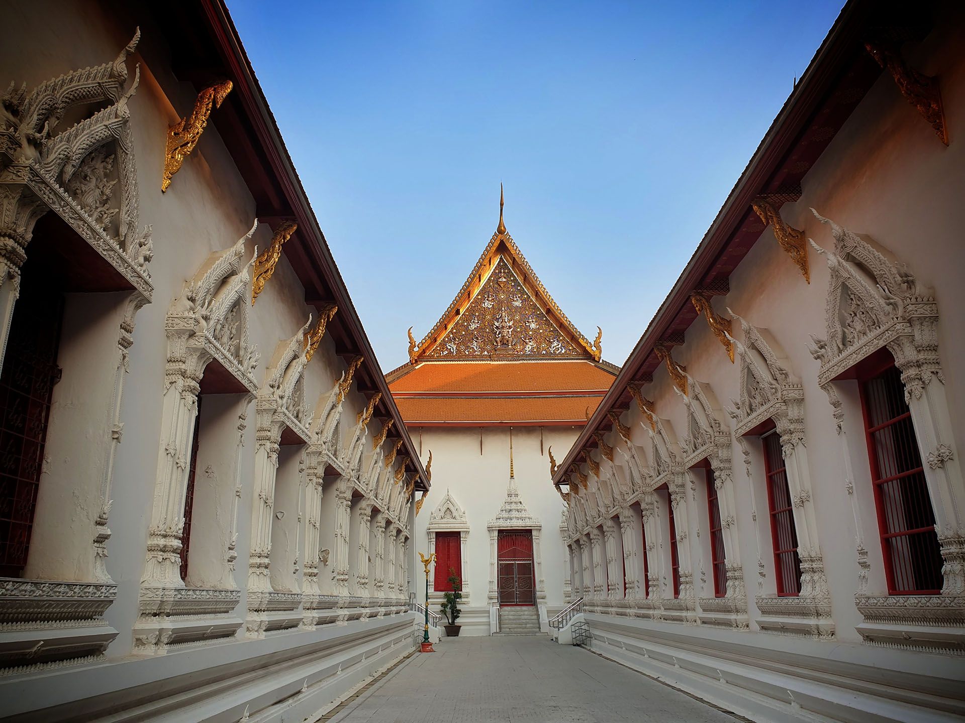 Wat Mahathat Yuwarajarangsarit Rajaworamahavihara, Bangkok Thailand © huihyper/Shutterstock